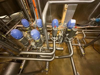Immagine panoramica di Alfa laval pneumatic valve and pump setup